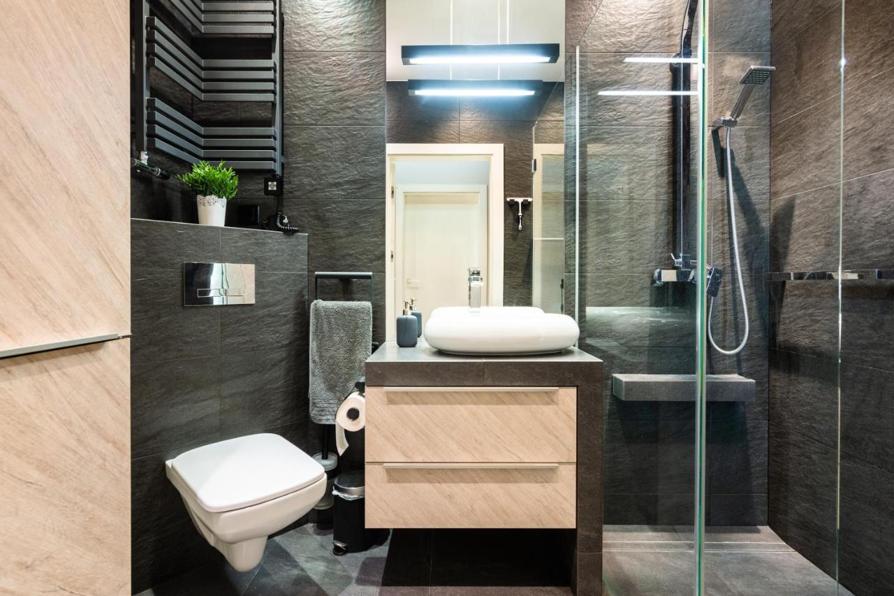 Elegant Business With Parking - By Upstairs Apartament